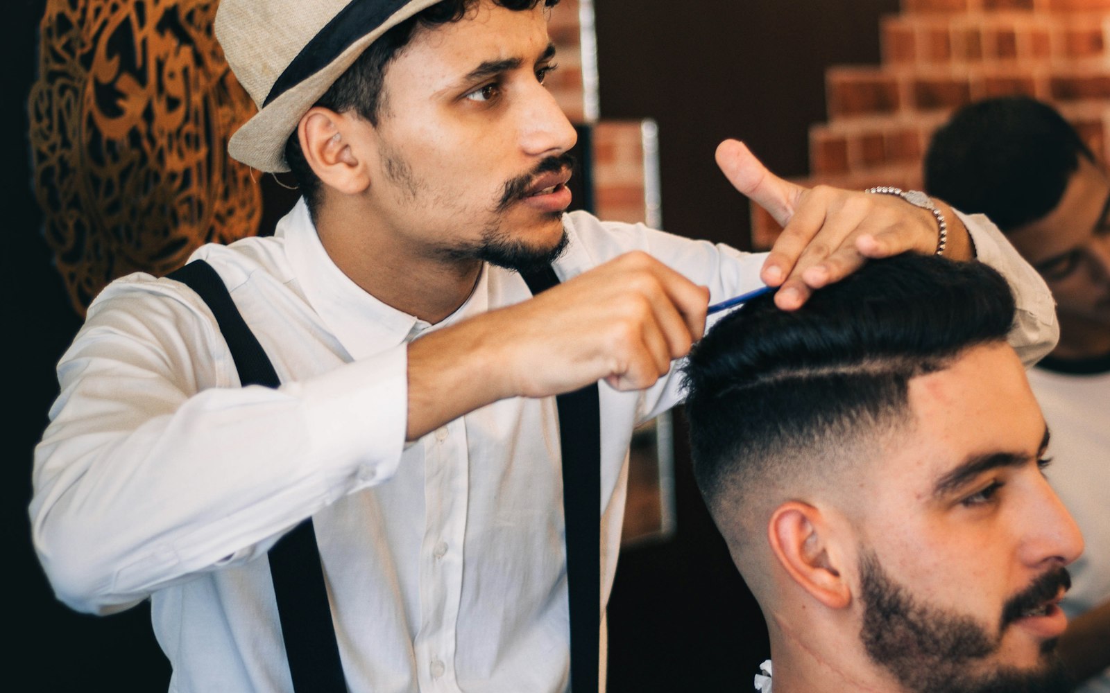 Barbeiro a cortar cabelo